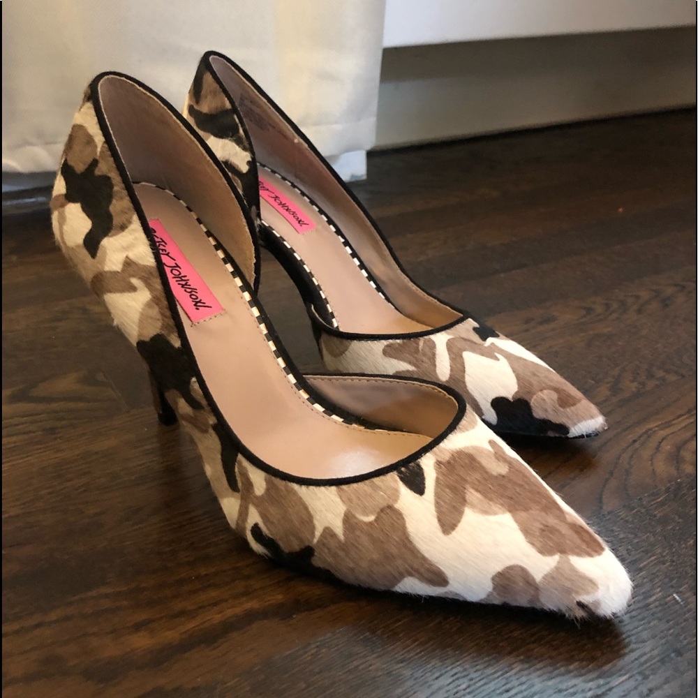Betsey Johnson Camo Fur Heels sz 8
